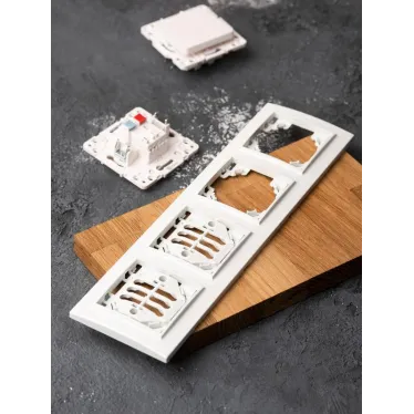 Рамка Минск 4-местная горизонтальная белая