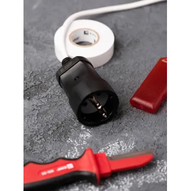 Штепсельное гнездо с заземлением черное ПВХ 16A 250B