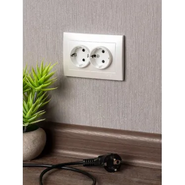 Валенсия лицевая панель розетки 2-местной с/з 16А жемчуг с защ. штор.