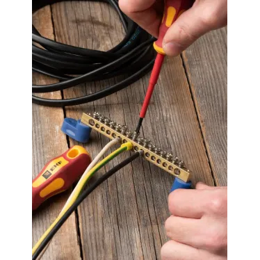 Шина 0 N (6х9мм) 16 отверстий латунь 2 синих угловых изолятора PROxima