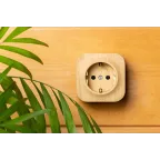 Quteo Розетка с заземлением со шторками дерево наружная