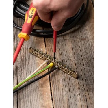 Шина PEN ноль-земля 6х9мм 16 отверстий латунь крепеж по краям PROxima