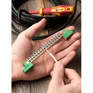 Шина 0 PE 6x9мм 16 отверстий латунь с контактной пластиной 2 зелёных угловых изолятора PROxima