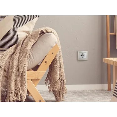 VALENA Розетка с заземлением в рамку белая