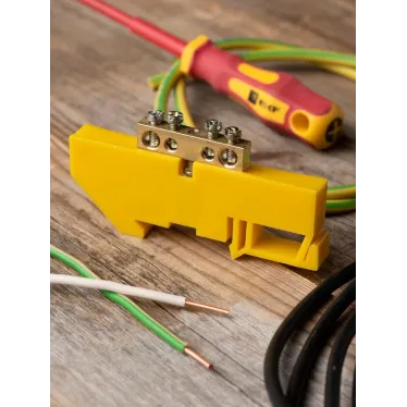 Шина 0 N 6х9мм 4 отверстия латунь желтый изолятор на DIN-рейку PROxima