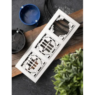 Рамка Минск 3-местная горизонтальная белая