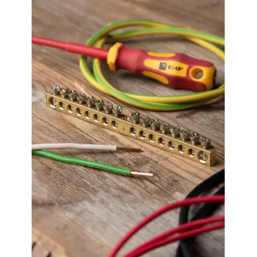 Шина PEN ноль-земля 6х9мм 16 отверстий латунь крепеж по центру PROxima