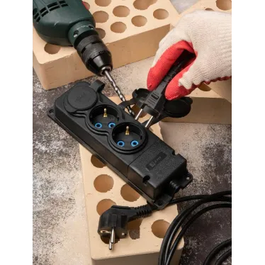 Роз. трехмест. с защит. крышками каучуковая 230В 2P+PE 16A IP44 DIY