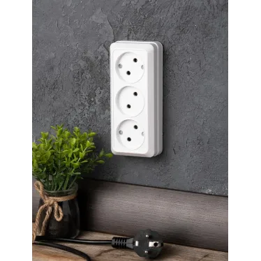 Розетка Рим 3-местная 10А без заземления белая