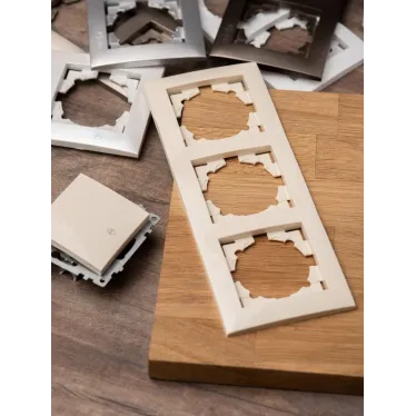 Валенсия рамка 3-местная кремовая