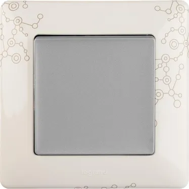 Valena LIFE Выключатель 10АХ 250В с лицевой панелью Безвинтовые зажимы Алюминий