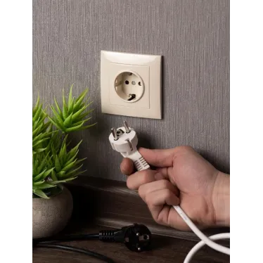 Валенсия розетка 1-местная с/з 16А кремовая с защ. штор. PROxima