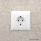 Avanti Розетка в стену, 2P+E, с защитными шторками, ''Белое облако''