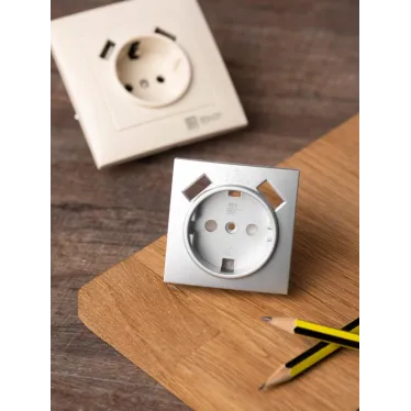 Валенсия лицевая панель розетки 1-местной с/з 16А сталь с защ. штор. с 2 USB 2,1А