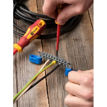 Шина 0 N (6x9мм) 10 отв. цинк 2 синих угловых изолятора