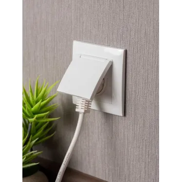 Валенсия розетка 1-местная с/з 16А белая с крышкой и защ. штор. IP44