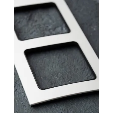 Стокгольм Рамка 3-местная белая с линией цвета черный