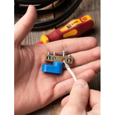 Шина 0 N 6х9мм 4 отверстия латунь синий угловой изолятор PROxima