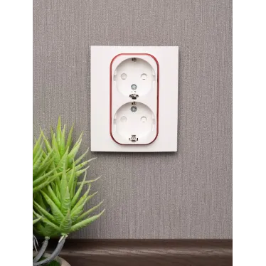 Стокгольм Рамка для розетки 2-местная белая с линией цвета красный