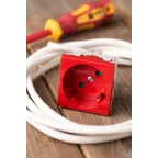 Розетка 45х45 PRO, с заземлением, красная , 45 град