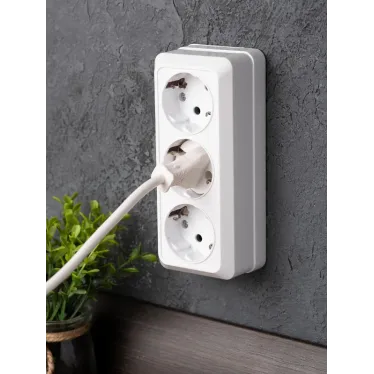 Розетка Рим 3-местная 16А с заземлением белая