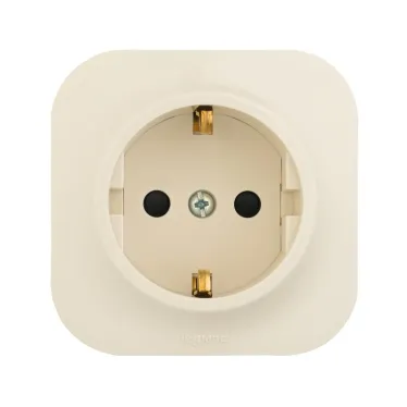 Quteo Розетка с заземлением со шторками наружная бежевая