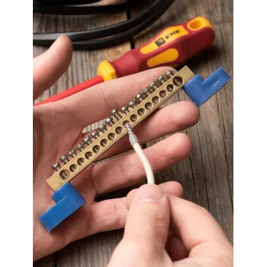 Шина 0 N (6х9мм) 16 отверстий латунь 2 синих угловых изолятора PROxima