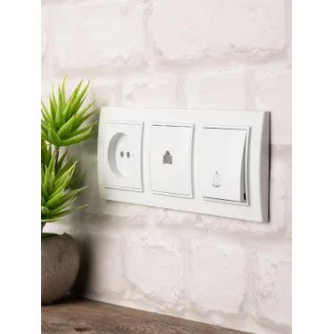 Рамка Минск 3-местная горизонтальная белая