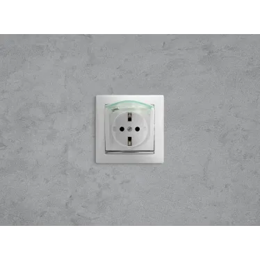 VALENA Розетка с заземлением с крышкой со шторками белая