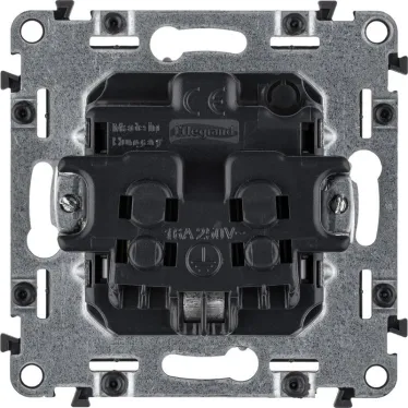 Valena ALLURE Розетка силовая 2К+З 16А 250В с лицевой панелью винтовые зажимы алюминий