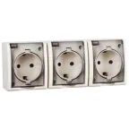 15 Aqua Розетка тройная 2Р+Е Schuko со шторками с крышкой полупр. IP54 16А 250В винт.зажим S15A с.кость