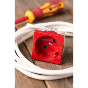 Розетка 45х45 PRO, с заземлением, красная , 45 град