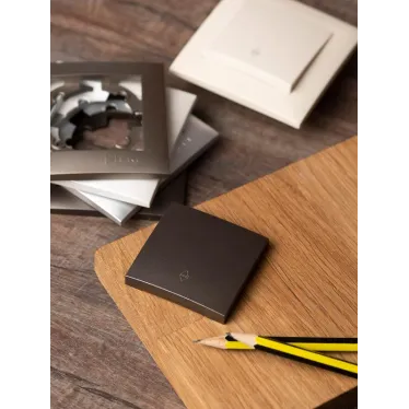 Валенсия лицевая панель выключателя проходного 1-кл. 10А графит