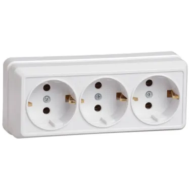 Розетка тройная с заземлением 16А белая ОКТАВА