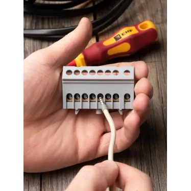 Шина фаза L (6х9мм) 8 отверстий латунь серый изолированный корпус на DIN-рейку PROxima