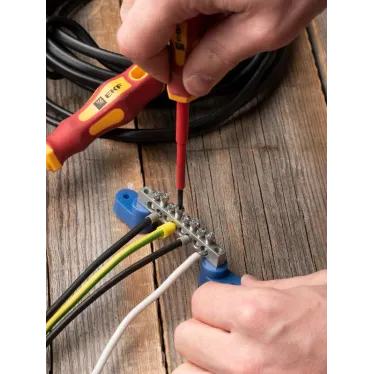 Шина нулевая N 63.08 (2 изолятора стойка) никель