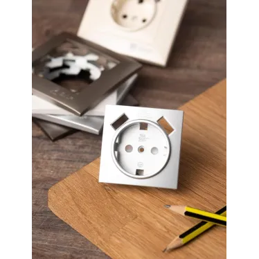 Валенсия лицевая панель розетки 1-местной с/з 16А сталь с защ. штор. с 2 USB 2,1А