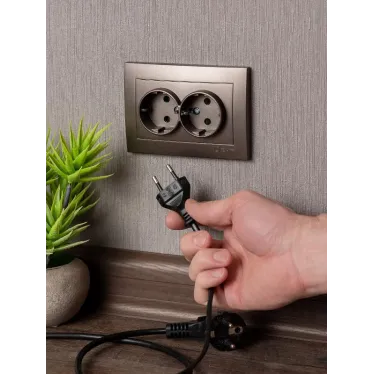 Валенсия лицевая панель розетки 2-местной с/з 16А графит с защ. штор.