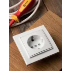 Розетка Минск одноместная СП с заземлением 16А белая защитные шторки