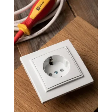 Розетка Минск одноместная СП с заземлением 16А белая защитные шторки