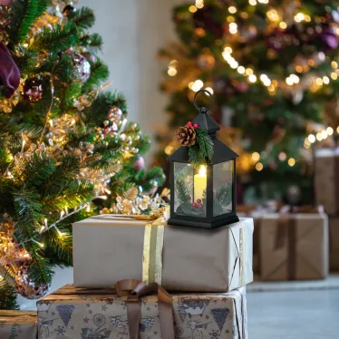 Декоративный фонарь со свечкой и шишкой, черный корпус, размер 10,7x10,7x23,5 см, цвет теплый белый | 513-047 | NEON-NIGHT