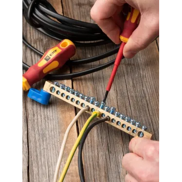 Шина 0 N (8х12мм) 18 отверстий латунь 2 синих угловых изолятора PROxima