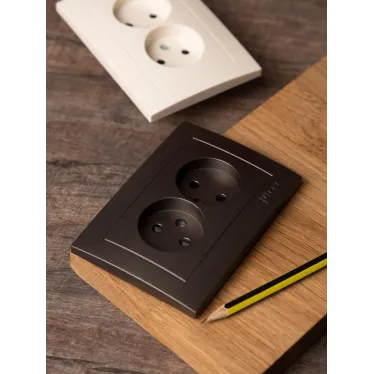 Валенсия лицевая панель розетка 2-местной б/з 10А графит с защ. штор.