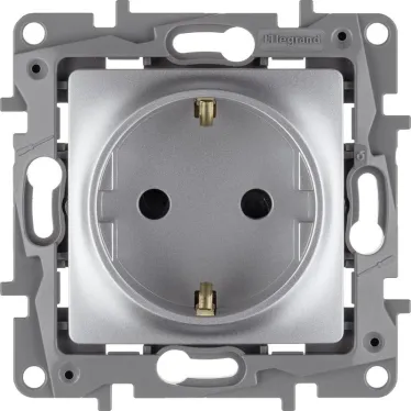 ETIKA Розетка с заземлением со шторками алюминий винтовые зажимы