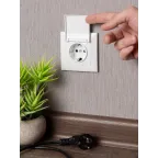 Валенсия розетка 1-местная с/з 16А белая с крышкой и защ. штор. IP44