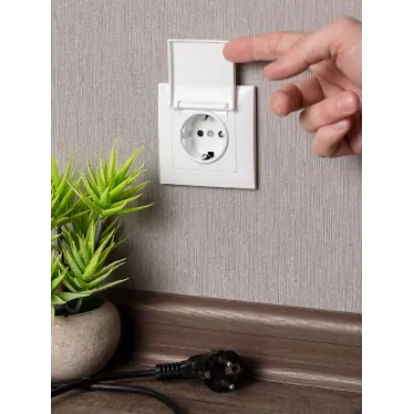 Валенсия розетка 1-местная с/з 16А белая с крышкой и защ. штор. IP44