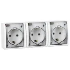 15 Aqua Розетка тройная 2Р+Е Schuko со шторками с крышкой полупр. IP54 16А 250В винт.зажим S15A белый