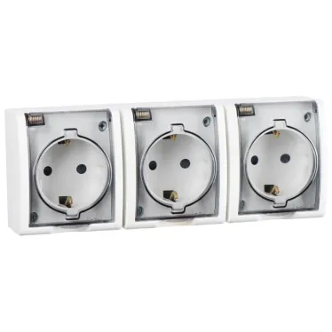 15 Aqua Розетка тройная 2Р+Е Schuko со шторками с крышкой полупр. IP54 16А 250В винт.зажим S15A белый