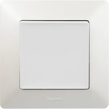 Valena LIFE Выключатель 10АХ 250В с лицевой панелью Безвинтовые зажимы Белый