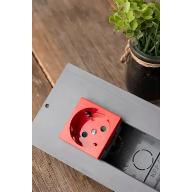 Розетка 45х45 PRO, с заземлением, красная , 45 град